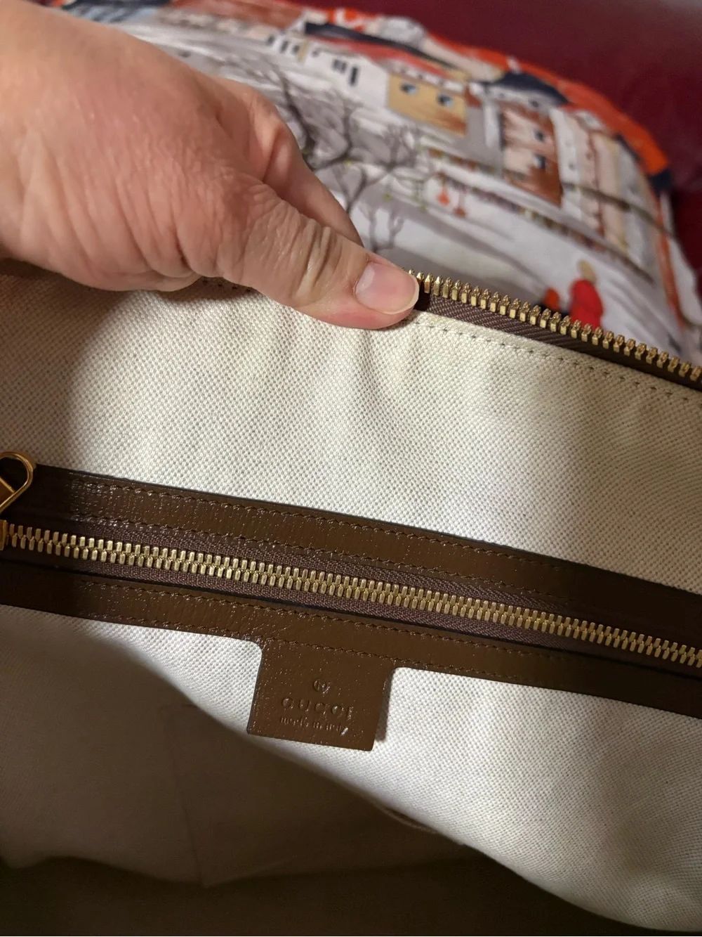 Gucci signature gg